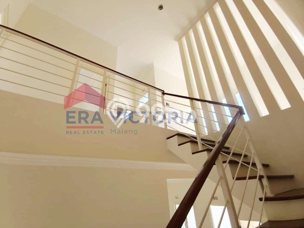RARE UNIT! Rumah kawasan , 4 KT, Pemandangan Indah, Luas 200m2m² Bangunan 180m2m² RARE UNIT! Rumah kawasan , 4 KT, Pemandangan Indah, Luas 200m2m² Bangunan 180m2m²