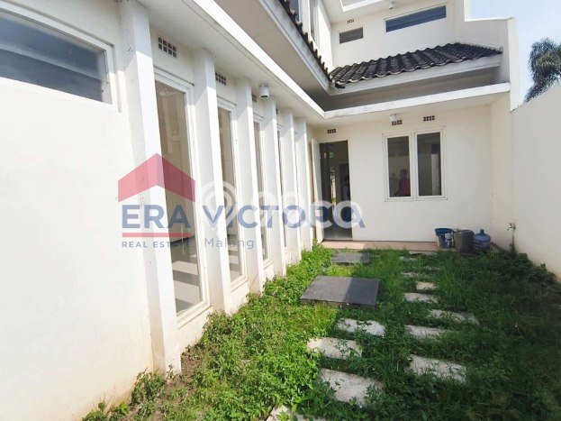 RARE UNIT! Rumah kawasan , 4 KT, Pemandangan Indah, Luas 200m2m² Bangunan 180m2m² RARE UNIT! Rumah kawasan , 4 KT, Pemandangan Indah, Luas 200m2m² Bangunan 180m2m²