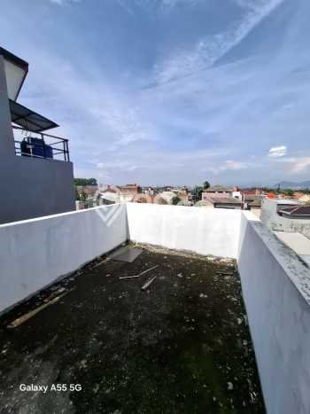Rumah Elit LB 700m2 Siap Pakai Desain Elegan di Setra Duta, Bandung Rumah Elit LB 700m2 Siap Pakai Desain Elegan di Setra Duta, Bandung