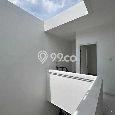 Jual Rumah Luas Megah Dengan View Cantik di Meruya, Jakarta Barat Jual Rumah Luas Megah Dengan View Cantik di Meruya, Jakarta Barat
