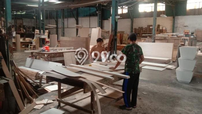 Unit Komersial Dijual di Ciputat Tangerang Selatan Luas Tanah 1010m2, Luas Bangunan 340m2 Unit Komersial Dijual di Ciputat Tangerang Selatan Luas Tanah 1010m2, Luas Bangunan 340m2