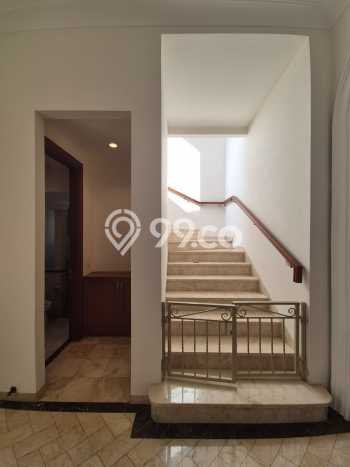 Hunian Ideal dengan LT 650m2 & LB 570m2 Disewakan di Kemang Hunian Ideal dengan LT 650m2 & LB 570m2 Disewakan di Kemang