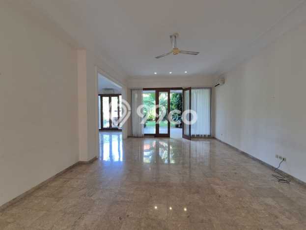 Hunian Ideal dengan LT 650m2 & LB 570m2 Disewakan di Kemang Hunian Ideal dengan LT 650m2 & LB 570m2 Disewakan di Kemang