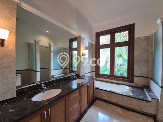 Hunian Ideal dengan LT 650m2 & LB 570m2 Disewakan di Kemang Hunian Ideal dengan LT 650m2 & LB 570m2 Disewakan di Kemang