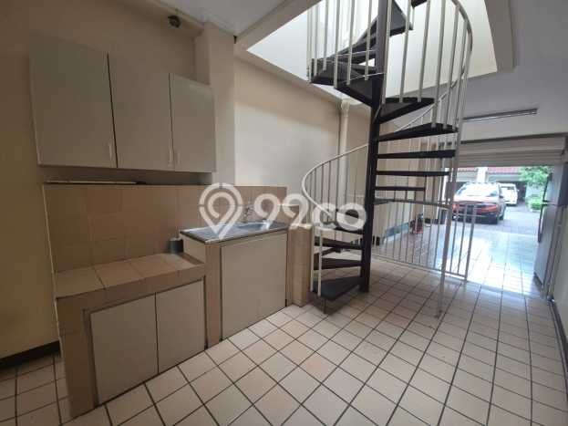Rumah Kontrakan Jakarta Selatan LT 439m2 LB 348m2 Area Tanah Kusir Rumah Kontrakan Jakarta Selatan LT 439m2 LB 348m2 Area Tanah Kusir