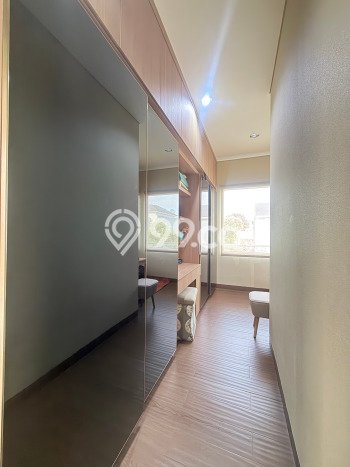 Rumah Mewah LB 375m2 Siap Pakai Desain Elegan di Alam Sutera, Tangerang Rumah Mewah LB 375m2 Siap Pakai Desain Elegan di Alam Sutera, Tangerang