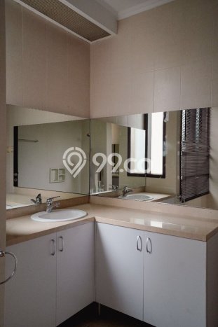 Ready to Use! Luxury House LT 1935m2 Desain Modern di Pondok Indah Ready to Use! Luxury House LT 1935m2 Desain Modern di Pondok Indah