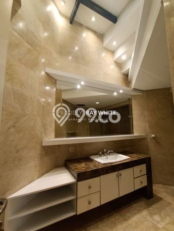 Hunian Bagus Disewakan di Pondok Indah, Jakarta Selatan LT 453m2, LB 750m2 Hunian Bagus Disewakan di Pondok Indah, Jakarta Selatan LT 453m2, LB 750m2