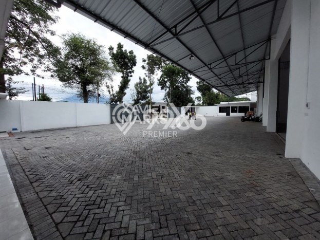 Unit Gudang Paling Strategis di Pakisaji Malang dengan LB 2000m2 Unit Gudang Paling Strategis di Pakisaji Malang dengan LB 2000m2