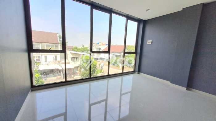 Ruko For Rent Kawasan Holis Cigondewah, Luas 300m2m², Lokasi Bisnis, Akses Utama Ruko For Rent Kawasan Holis Cigondewah, Luas 300m2m², Lokasi Bisnis, Akses Utama