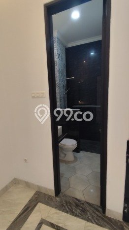 Rumah Elit Modern Tanpa Renovasi di Ragunan Jakarta Selatan Rumah Elit Modern Tanpa Renovasi di Ragunan Jakarta Selatan