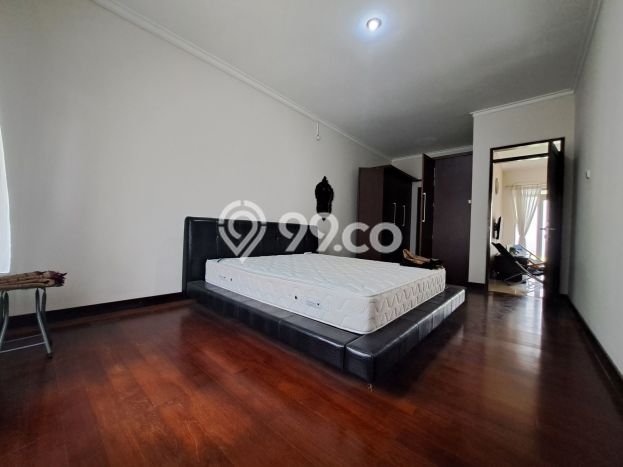 PROPERTI UNGGULAN! Rumah Strategis di , LT 300m2m² Bangunan 260m2m² PROPERTI UNGGULAN! Rumah Strategis di , LT 300m2m² Bangunan 260m2m²