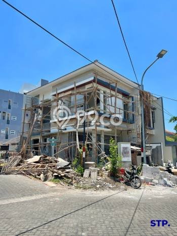 Rumah Elit LB 140m2 Siap Pakai Desain Elegan di Manyar, Surabaya Rumah Elit LB 140m2 Siap Pakai Desain Elegan di Manyar, Surabaya