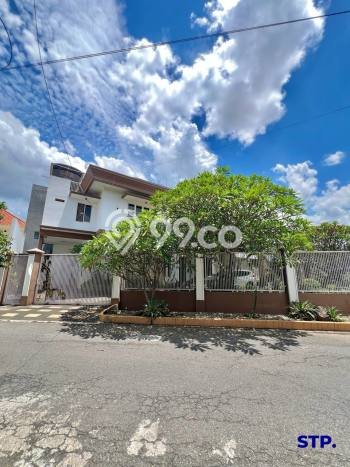 Hunian Elit LB 400m2 Siap Pakai Desain Elegan di Manyar, Surabaya Hunian Elit LB 400m2 Siap Pakai Desain Elegan di Manyar, Surabaya