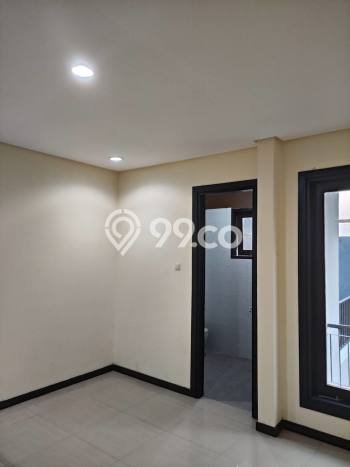 Rumah Terawat di , Surabaya, Luas Tanah 198m2m², Luas Bangunan 250m2m² Rumah Terawat di , Surabaya, Luas Tanah 198m2m², Luas Bangunan 250m2m²