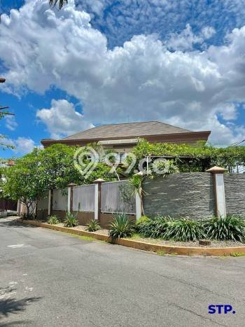 Hunian Elit LB 400m2 Siap Pakai Desain Elegan di Manyar, Surabaya Hunian Elit LB 400m2 Siap Pakai Desain Elegan di Manyar, Surabaya