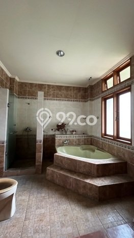 Rumah Elit LB 580m2 Siap Pakai Desain Elegan di Setiabudi, Bandung Rumah Elit LB 580m2 Siap Pakai Desain Elegan di Setiabudi, Bandung