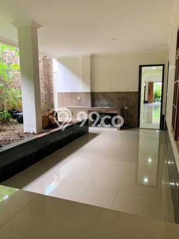 Rumah Elit Modern Tanpa Renovasi di Simprug Jakarta Selatan Rumah Elit Modern Tanpa Renovasi di Simprug Jakarta Selatan