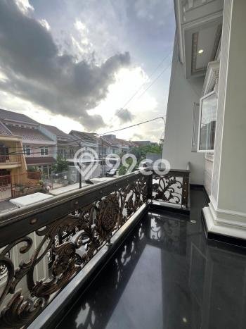 Rumah Elit LB 404m2 Siap Pakai Desain Elegan di Taman Palem, Jakarta Barat Rumah Elit LB 404m2 Siap Pakai Desain Elegan di Taman Palem, Jakarta Barat