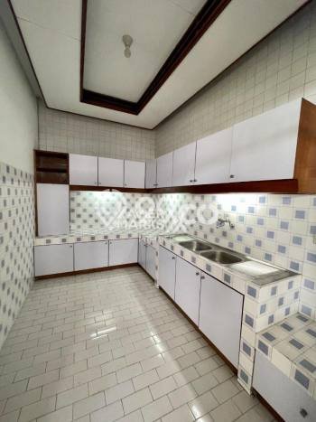 Lokasi strategis! Rumah siap huni dikontrakkan di Klojen LB 500m2 Lokasi strategis! Rumah siap huni dikontrakkan di Klojen LB 500m2