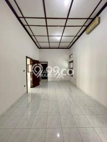 Lokasi strategis! Rumah siap huni dikontrakkan di Klojen LB 500m2 Lokasi strategis! Rumah siap huni dikontrakkan di Klojen LB 500m2