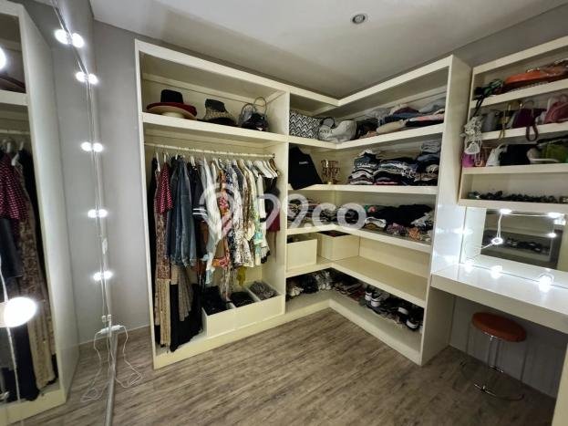 Hunian Elit LB 250m2 Siap Pakai Desain Elegan di Kerobokan, Badung Hunian Elit LB 250m2 Siap Pakai Desain Elegan di Kerobokan, Badung