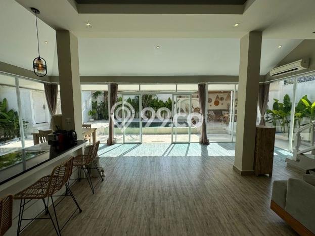Hunian Elit LB 250m2 Siap Pakai Desain Elegan di Kerobokan, Badung Hunian Elit LB 250m2 Siap Pakai Desain Elegan di Kerobokan, Badung