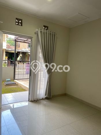 Lokasi strategis! Rumah siap huni disewakan di Tembalang LB 210m2 Lokasi strategis! Rumah siap huni disewakan di Tembalang LB 210m2