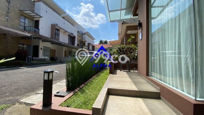 Rumah Mewah LB 250m2 Siap Huni Desain Elegan di Bandung Kota, Bandung Rumah Mewah LB 250m2 Siap Huni Desain Elegan di Bandung Kota, Bandung
