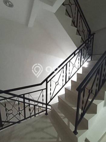Ruko Disewa di Jakarta Barat dengan LB 300m2 Area Komersial Ramai Ruko Disewa di Jakarta Barat dengan LB 300m2 Area Komersial Ramai