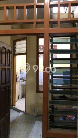 Rumah Modern Cantik 6 Kamar Siap Huni di Wonocolo Rumah Modern Cantik 6 Kamar Siap Huni di Wonocolo