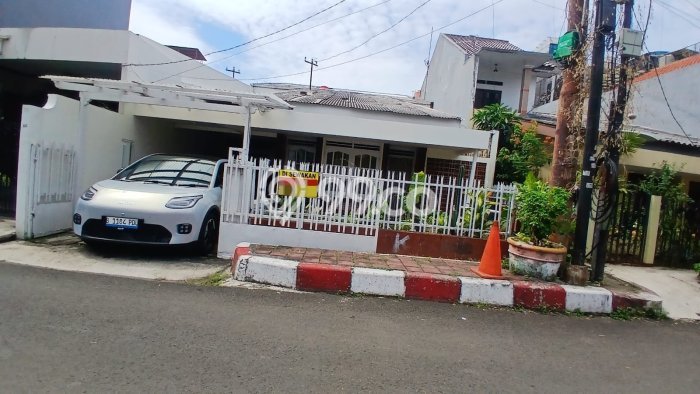 Lokasi strategis! Rumah siap huni disewakan di Cempaka Putih LB 180m2 Lokasi strategis! Rumah siap huni disewakan di Cempaka Putih LB 180m2