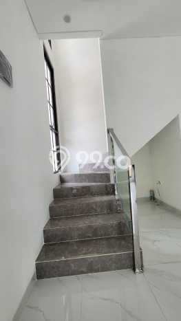 Rumah Elit Modern Tanpa Renovasi di Graha Raya Tangerang Selatan Rumah Elit Modern Tanpa Renovasi di Graha Raya Tangerang Selatan