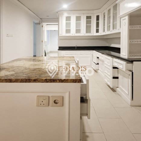 Lokasi terbaik! Rumah siap pakai disewakan di Kebayoran Baru LB 300m2 Lokasi terbaik! Rumah siap pakai disewakan di Kebayoran Baru LB 300m2