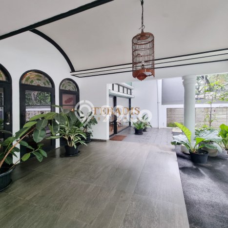 Rumah Mewah LB 200m2 Siap Pakai Desain Elegan di Senopati, Jakarta Selatan Rumah Mewah LB 200m2 Siap Pakai Desain Elegan di Senopati, Jakarta Selatan