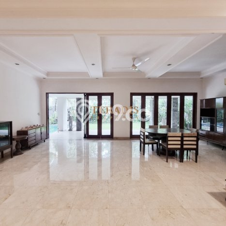 Hunian Ideal dengan LT 1035m2 & LB 450m2 Disewakan di Ampera Hunian Ideal dengan LT 1035m2 & LB 450m2 Disewakan di Ampera