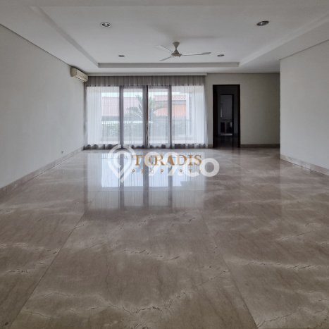 Lokasi terbaik! Rumah siap pakai disewakan di Cilandak LB 700m2 Lokasi terbaik! Rumah siap pakai disewakan di Cilandak LB 700m2