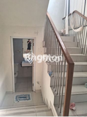 Rumah sewa siap pakai 4 KT di Cibubur, Bekasi Rumah sewa siap pakai 4 KT di Cibubur, Bekasi