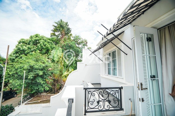 Rumah Elit Modern Tanpa Renovasi di Pulomas Jakarta Timur Rumah Elit Modern Tanpa Renovasi di Pulomas Jakarta Timur