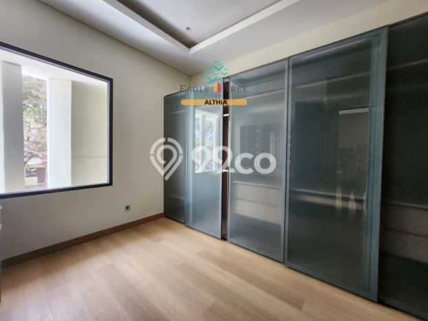 Rumah Elit LB 233m2 Siap Huni Desain Elegan di Bintaro, Tangerang Selatan Rumah Elit LB 233m2 Siap Huni Desain Elegan di Bintaro, Tangerang Selatan