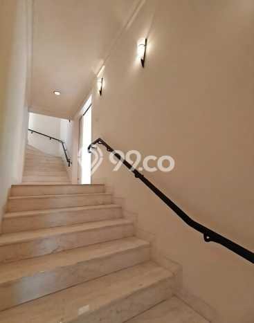 Sewa Rumah Nyaman LT 600m2 / LB 800m2 di Kemang, Jakarta Selatan Sewa Rumah Nyaman LT 600m2 / LB 800m2 di Kemang, Jakarta Selatan