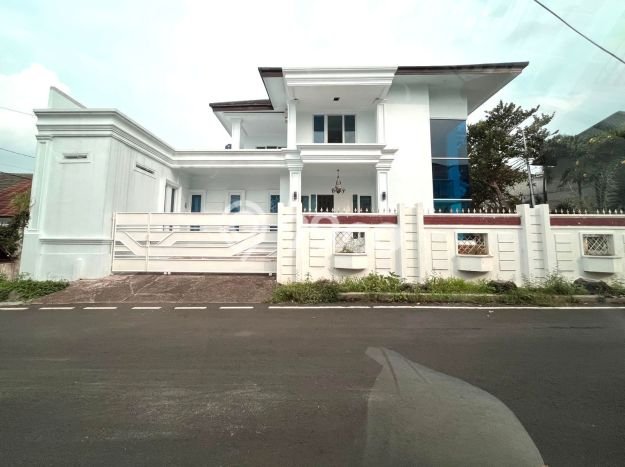 Rumah Elit LB 331m2 Siap Huni Desain Elegan di Bambu Apus, Jakarta Timur Rumah Elit LB 331m2 Siap Huni Desain Elegan di Bambu Apus, Jakarta Timur