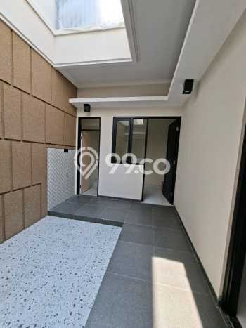 Jual Rumah Luas Elegan Dengan View Eksklusif di Manyar, Surabaya Jual Rumah Luas Elegan Dengan View Eksklusif di Manyar, Surabaya