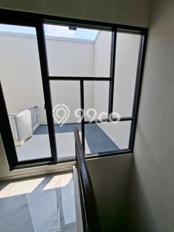 Jual Rumah Luas Elegan Dengan View Eksklusif di Manyar, Surabaya Jual Rumah Luas Elegan Dengan View Eksklusif di Manyar, Surabaya