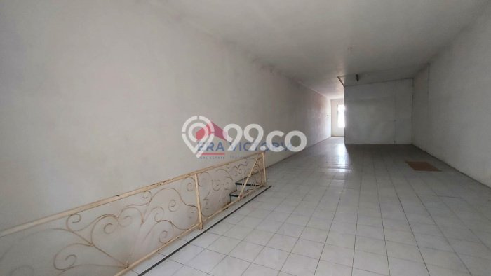 AREA KOMERSIAL! Ruko Disewakan di Blimbing, Luas 200m², Jalan Utama AREA KOMERSIAL! Ruko Disewakan di Blimbing, Luas 200m², Jalan Utama