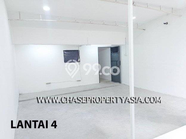 Disewakan Ruko di Kawasan Ramai Gandaria Luas 300m2 Disewakan Ruko di Kawasan Ramai Gandaria Luas 300m2