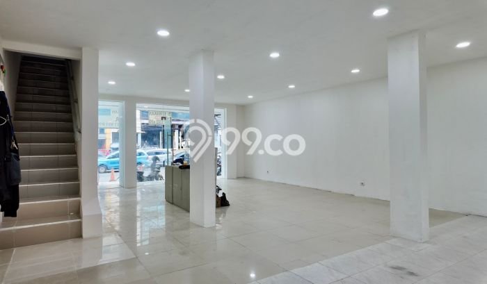 LOKASI PREMIUM! Ruko di Kebayoran Baru, Luas 140m2m², Area Komersial LOKASI PREMIUM! Ruko di Kebayoran Baru, Luas 140m2m², Area Komersial
