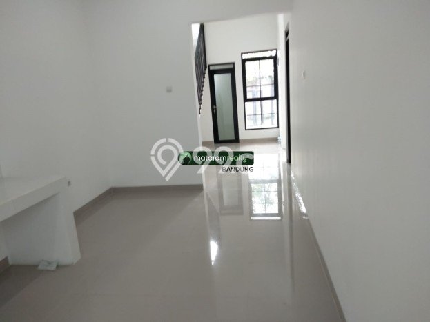BEST INVESTMENT! Rumah di Soekarno Hatta, LT 110m² LB 145m² BEST INVESTMENT! Rumah di Soekarno Hatta, LT 110m² LB 145m²