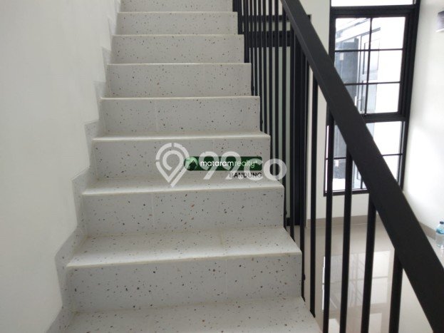 BEST INVESTMENT! Rumah di Soekarno Hatta, LT 110m² LB 145m² BEST INVESTMENT! Rumah di Soekarno Hatta, LT 110m² LB 145m²