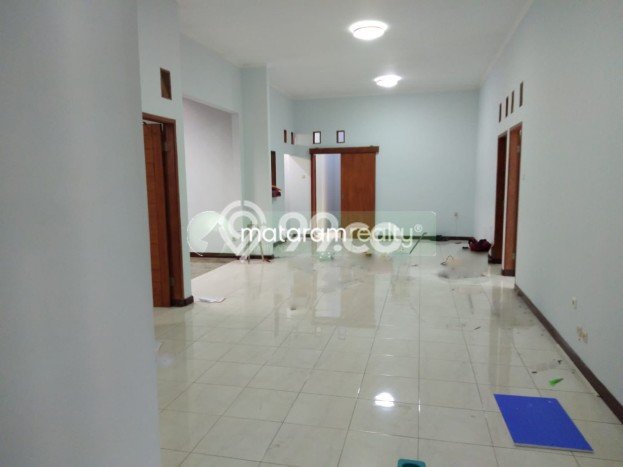 LOKASI TERBAIK! Rumah di Turangga, 3 KM, Lingkungan Elite, Luas 298m² Bangunan 230m² LOKASI TERBAIK! Rumah di Turangga, 3 KM, Lingkungan Elite, Luas 298m² Bangunan 230m²